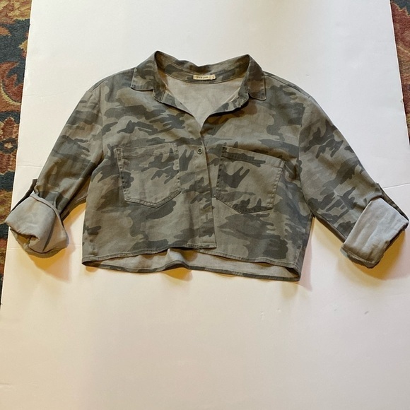 Sneak Peek Camouflage Cropped Jacket. Women’s size Small. Great condition. - Picture 2 of 5
